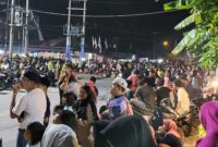 Warga Kuala Tungkal Turun ke Jalan Tumpah Ruah Menanti Lewatnta Iringan Peserta Festival Arakan Sahur : FOTO : LT