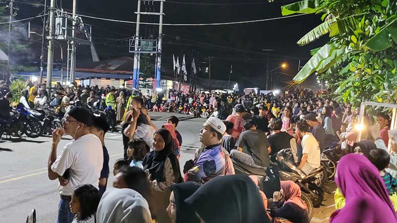 Warga Kuala Tungkal Turun ke Jalan Tumpah Ruah Menanti Lewatnta Iringan Peserta Festival Arakan Sahur : FOTO : LT