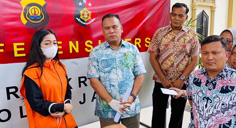 Wadirreskrimsus Polda Jambi, AKBP Taufik Nurmandia saat menggelar konferensi pers di Mapolda Jambi, Jum’at (30/8/24). FOTO : Dhea
