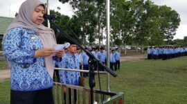 FOTO : Bupati Muaro Jambi Hj. Masnah Saat Pimpin Upacara./Ist