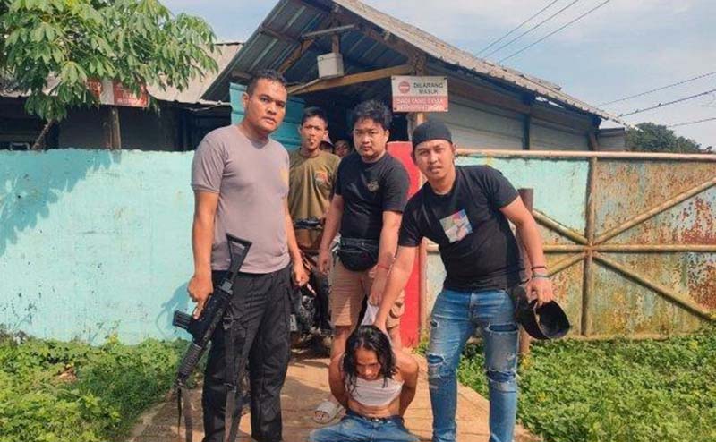 Polisi meringkus AS (30) ayah kandung yang tega membunuh anak kandung NL (3) pada Selasa (18/6/2024) di Kampung Cibarugbug, Desa Citaman, Kecamatan Ciomas, Kabupaten Serang. [FOTO : Tribunnews.com]

