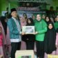 Ketua Persit KCK Koorcab Rem 042 PD II/Sriwijaya Bakti sosial Jumat Berkah kr Panti Asuhan Muhammadiyah/Aisyiah Jambi. FOTO : PENREM
