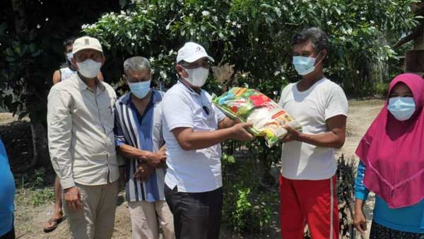 Bupati H. Anwar Sadat memberikan bantuan paket sembako kepada para warga di Desa Terjun Jaya Kecamatan Betara, Sabtu (11/9/21)