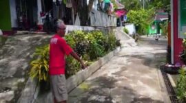 Warga menunjukkan lokasi duel berdarah carok antara Kades dengan Kadus di Jatiroto, Lumajang, Jawa Timur. Foto/Sindonews/iNews TV/Yayan Nugroho