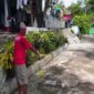 Warga menunjukkan lokasi duel berdarah carok antara Kades dengan Kadus di Jatiroto, Lumajang, Jawa Timur. Foto/Sindonews/iNews TV/Yayan Nugroho