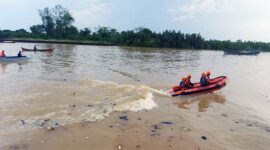 Tim SAR Gabungan Melakukan Pencarian Seorang Lansia Hilang Tenggelam di Sungai Berbak. FOTO : SAR JAMBI