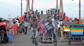 Pengayuh Becak di Kabupaten Tanjab Barat Bakal Mendapatkan Bantuan Sosial (Bansos) Penyesuain Harga Bahan Bakar Minyak (BBM) dari Pemerintah. FOTO : Ist/Lt