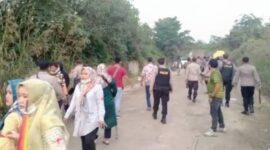 Bentrokan antara warga dan massa pekerja PT KBPC di Bungo Jambi pecah, Kamis (01/04/21). Foto: iNews TV/Budi Utomo