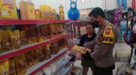 Babinkamtibmas Desa Kota Arang-Arang AIPDA H. Harahap Cek Ketersedian Minyak Goreng Setelah Idul Fitri. FOTO Humas PMJ