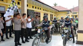 Kapolres Tanjab Timur AKBP Andi M Ichsan Saat Melepas Bhabinkamtibmas Bersedekah Pasaukan di halaman Mapolres Tanjab Timur, Rabu (9/11/22).