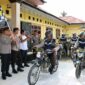 Kapolres Tanjab Timur AKBP Andi M Ichsan Saat Melepas Bhabinkamtibmas Bersedekah Pasaukan di halaman Mapolres Tanjab Timur, Rabu (9/11/22).