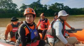 Basarnas Jambi Kembali Lanajutkan Pencarian Bocah Terjatuh dari Ketek di Sungai Batanghari, Jumat (7/7/23). FOTO : HUMAS