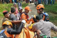 Tim SAR Gabungan Saat Evakuasi Jasad R (4) dari Sungai Batanghari Desa Rambahan Kecamatan Maro Sebo Ilir. [FOTO : Humas BASARNAS]