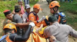 Tim SAR Gabungan Saat Evakuasi Jasad R (4) dari Sungai Batanghari Desa Rambahan Kecamatan Maro Sebo Ilir. [FOTO : Humas BASARNAS]