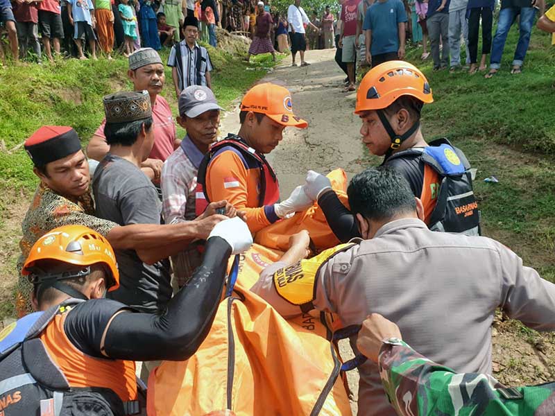 Tim SAR Gabungan Saat Evakuasi Jasad R (4) dari Sungai Batanghari Desa Rambahan Kecamatan Maro Sebo Ilir. [FOTO : Humas BASARNAS]