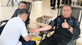 Dansat Brimob Polda Jambi Kombes Pol Nadi Chaidir saat Turut Donor Darah. FOTO : Ist