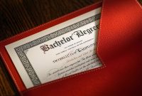 Sebuah Ilustrasi Ijazah di dalalm Map Merah. FOTO : Desain AI