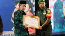 Anggota Kodim 0416/Bute Serda Rudi Hartono Menerima Penghargaan Juara III Dukungan dan Prestasi Program Bangga Kencana Tahun 2024, yang diselenggarakan oleh Perwakilan BKKBN Provinsi Jambi diserahkan oleh Wagub Abdullah Sani di Hotel Aston Jambi, Jumat (20/06/25). FOTO : IST