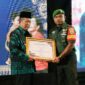 Anggota Kodim 0416/Bute Serda Rudi Hartono Menerima Penghargaan Juara III Dukungan dan Prestasi Program Bangga Kencana Tahun 2024, yang diselenggarakan oleh Perwakilan BKKBN Provinsi Jambi diserahkan oleh Wagub Abdullah Sani di Hotel Aston Jambi, Jumat (20/06/25). FOTO : IST