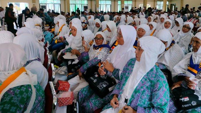 Ratusan calon haji dari Kabupaten Tanjung Jabung Barat sudah tiba di Asrama Haji, Kota Baru Kota Jambi menjelang di berangkatkan ke Arab Saudi, Minggu (4/6/23). FOTO : Ist