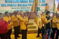 H. Cek Endra Memegang Bendera Partai Golkar Setelah Terpilih Kembali secara aklamasi pada Musda XO menjadi Ketua DPD I Partai Golkar Provinsi di BW Luxury, Sabtu (6/9/25). FOTO : DHEA