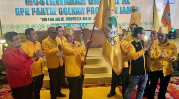 H. Cek Endra Memegang Bendera Partai Golkar Setelah Terpilih Kembali secara aklamasi pada Musda XO menjadi Ketua DPD I Partai Golkar Provinsi di BW Luxury, Sabtu (6/9/25). FOTO : DHEA