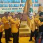 H. Cek Endra Memegang Bendera Partai Golkar Setelah Terpilih Kembali secara aklamasi pada Musda XO menjadi Ketua DPD I Partai Golkar Provinsi di BW Luxury, Sabtu (6/9/25). FOTO : DHEA