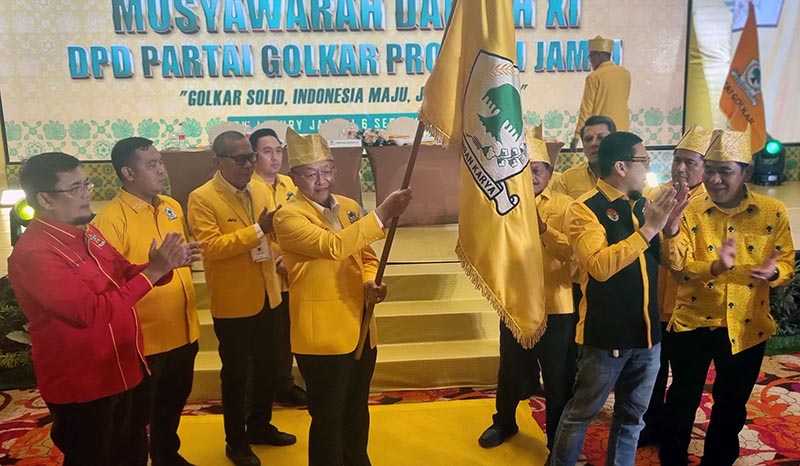 H. Cek Endra Memegang Bendera Partai Golkar Setelah Terpilih Kembali secara aklamasi pada Musda XO menjadi Ketua DPD I Partai Golkar Provinsi di BW Luxury, Sabtu (6/9/25). FOTO : DHEA
