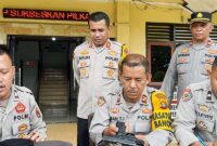 Kapolres Bungo AKBP Natalena Eko Cahyono Saat Lakukan Pengecekan dan Pendataan Senjata Api Personil. FOTO : HMS