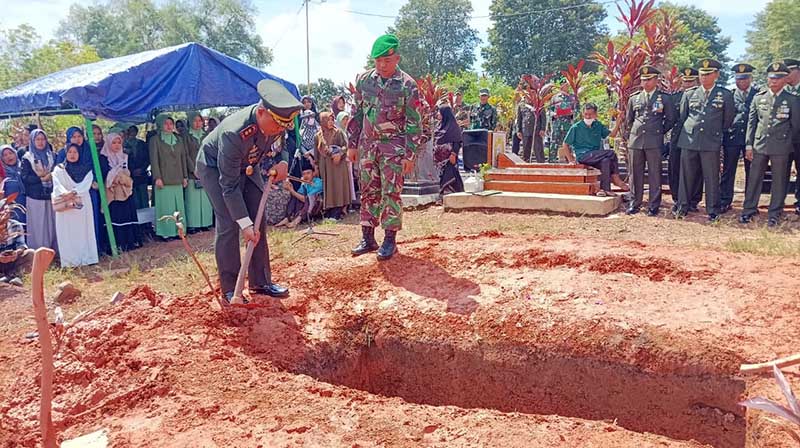 Dandim 0415/Jambi Letkol Inf Yoga Cahya Prasetya saat Pimpin Upacara Militer Pemakaman Alm Koptu Herliyansah di Pemakaman Bumi Ayu Kebun Bohok Jl. Lingkar Selatan RT. 36 Kel. Pal Merah Kec. Pal Merah kota Jambi, Minggu (09/06/2024). FOTO : Dhea