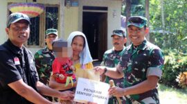 Dandim 0419/Tanjab Letkol Kav Muslim Rahim T, SH, M. Si didampingi perwira bersama Jumalis Ali saat menyerahkan bantuan kepada warga. FOTO : Dok. Pendim Tjb.