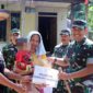 Dandim 0419/Tanjab Letkol Kav Muslim Rahim T, SH, M. Si didampingi perwira bersama Jumalis Ali saat menyerahkan bantuan kepada warga. FOTO : Dok. Pendim Tjb.
