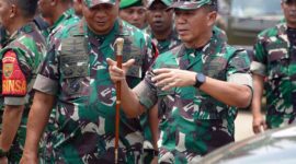 Pangdam II/Sriwijaya Mayjen TNI Yanuar Adil dan Danrem 042Gapu Brigjen TNI Supriono menyambut dan Mendamping Mempersiapkan Penyambutan Kepala Staf Angkatan Darat Jenderal TNI Dr. Dudung AbdurachmanKunker di Jambi, Rabu (6/9/23). FOTO : PENREM