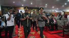 Danrem 042/Gapu Brigjen TNI Supriono bersama Kapolda Jambi Irjen Pol RUsdi Hartono memasukai Ruang Rapat Paripurna DPRD Provinsi Jambi,  Rabu (16/08/2023). FOTO : PENREM