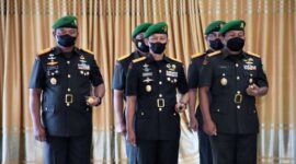 Danrem 042/Gapu Brigjen TNI Supriono, S.IP, MM (kiri) Saat Hadiri Serahterima jabatan Kasdam II/Swj di gedung Sudirman Makodam II/Swj Jln. Jenderal Sudirman KM 2,5 Palembang, Selasa (21/6/22). FOTO : Penrem.