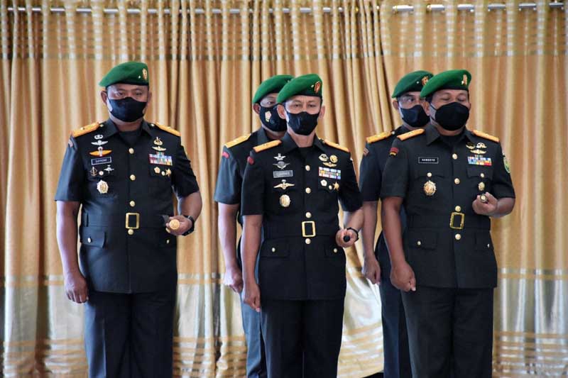 Danrem 042/Gapu Brigjen TNI Supriono, S.IP, MM (kiri) Saat Hadiri Serahterima jabatan Kasdam II/Swj di gedung Sudirman Makodam II/Swj Jln. Jenderal Sudirman KM 2,5 Palembang, Selasa (21/6/22). FOTO : Penrem.