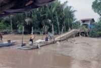 Warga Masyarakat saat menjalani aktivitas di Dermaga penyeberangan yang masih rusak. FOTO : Ist