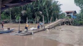 Warga Masyarakat saat menjalani aktivitas di Dermaga penyeberangan yang masih rusak. FOTO : Ist
