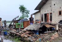FOTO : Rumah milik Mispan di Dusun Cantuk Lor, Desa Cantuk, Kecamatan Singojuruh ambruk diterjang hujan dan angina, kemarin (19/2). (BPBD FOR JPRG/radarbanyuwangi.jawapos.com)