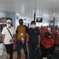 Petugas Imigrasi Kelas II TPI Kuala Tungkal mendeportasi HA melalui Pelabuhan Internasional Batam Center. FOTO : Imigrasi