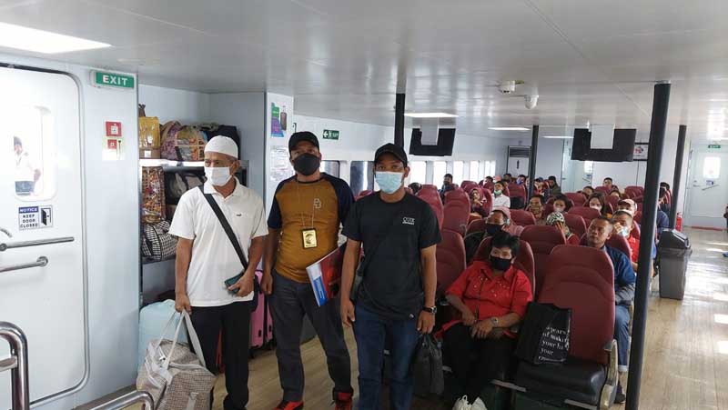 Petugas Imigrasi Kelas II TPI Kuala Tungkal mendeportasi HA melalui Pelabuhan Internasional Batam Center. FOTO : Imigrasi