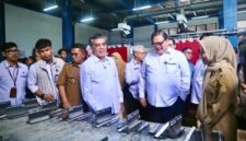 Menko Perekonomian Airlangga Hartarto dan Menaker Yassierli berdialog saat meninjau langsung area workshop dalam acara Kick-off Pelatihan Vokasi Nasional Batch 4 di BBPVP Serang, Banten (1/9). (Foto: Dok. Kemnaker)