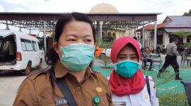 FOTO : dr. Nani Saat Memberikan Materi Pelatihan dan Simulasi Penanganan Jenazah Pasien Covid-19 kepada Tim Relawan di Mapolres Tanjag Barat, Senin (04/05/20).