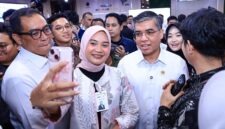 Menaker Yassierli (tengah) bersama Sekretaris Kabinet (Seskab) Teddy Indra Wijaya (kiri, baju putih) memberikan keterangan pers kepada awak media saat peluncuran Program Pemagangan Nasional (MagangHub) Angkatan II Tahun 2026 di Jakarta, Senin (29/6/2026). (FOTO : Dok. Biro Humas Kemnaker)