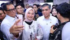 Menaker Yassierli (tengah) bersama Sekretaris Kabinet (Seskab) Teddy Indra Wijaya (kiri, baju putih) memberikan keterangan pers kepada awak media saat peluncuran Program Pemagangan Nasional (MagangHub) Angkatan II Tahun 2026 di Jakarta, Senin (29/6/2026). (FOTO : Dok. Biro Humas Kemnaker)