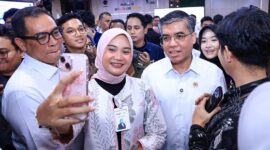 Menaker Yassierli (tengah) bersama Sekretaris Kabinet (Seskab) Teddy Indra Wijaya (kiri, baju putih) memberikan keterangan pers kepada awak media saat peluncuran Program Pemagangan Nasional (MagangHub) Angkatan II Tahun 2026 di Jakarta, Senin (29/6/2026). (FOTO : Dok. Biro Humas Kemnaker)