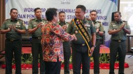 BKKBN Republik Indonesia kukuhkan Danrem 042/Gapu Brigjen TNI Supriono menjadi Duta Bapak Asuh Anak Stunting (BAAS) Provinsi Jambi, Kamis (25/8/22). FOTO : Penrem.