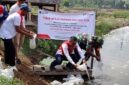 Petani di Wayame, Ambon, Maluku, merawat tanaman di area Demplot Hortikultura binaan Pertamina Patra Niaga. Program ini hadir untuk mengatasi keterbatasan akses air sekaligus meningkatkan produktivitas dan ketahanan pangan masyarakat pesisir dan kepulauan. (FOTO : Dok. Pertamina Patra Niaga)