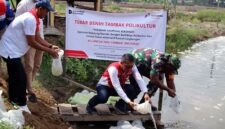 Petani di Wayame, Ambon, Maluku, merawat tanaman di area Demplot Hortikultura binaan Pertamina Patra Niaga. Program ini hadir untuk mengatasi keterbatasan akses air sekaligus meningkatkan produktivitas dan ketahanan pangan masyarakat pesisir dan kepulauan. (FOTO : Dok. Pertamina Patra Niaga)