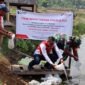 Petani di Wayame, Ambon, Maluku, merawat tanaman di area Demplot Hortikultura binaan Pertamina Patra Niaga. Program ini hadir untuk mengatasi keterbatasan akses air sekaligus meningkatkan produktivitas dan ketahanan pangan masyarakat pesisir dan kepulauan. (FOTO : Dok. Pertamina Patra Niaga)